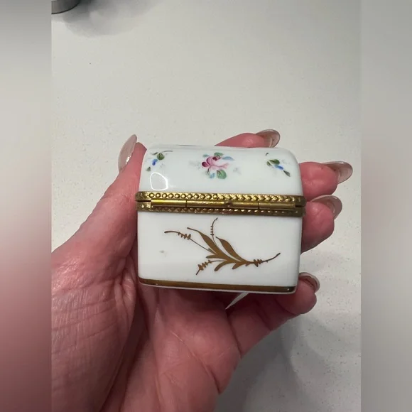 Antique Limoges France Hand Painted Flower Motif Porcelain Pill Trinket Box - Picture 4 of 7